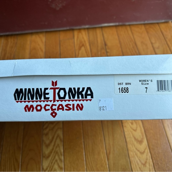 Minnetonka Women's 5-Layer Fringe Boot - Picture 6 of 6